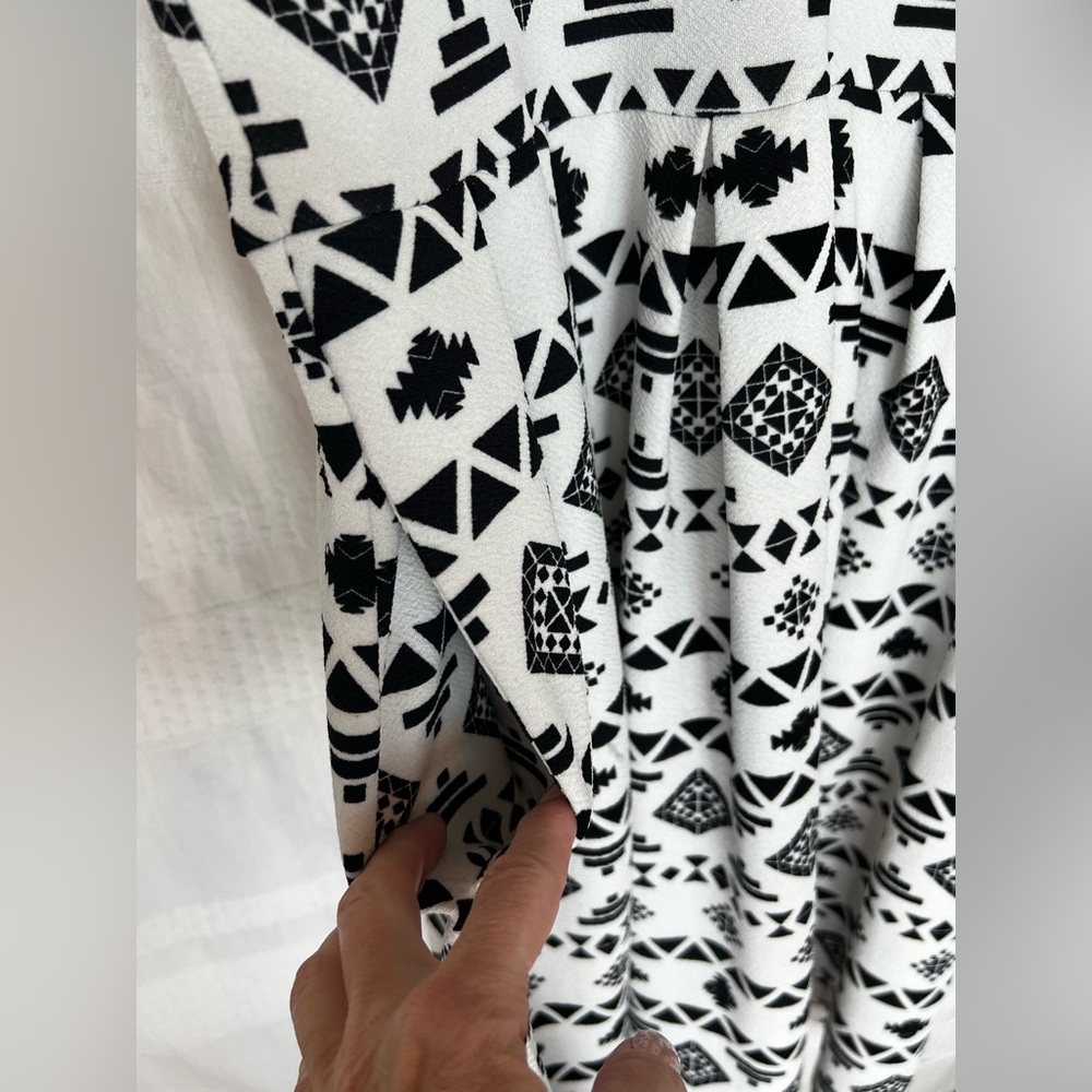 🖤 EUC LULAROE Amelia Tribal Print Pleated Dress | Women’s Small - Picture 9 of 12